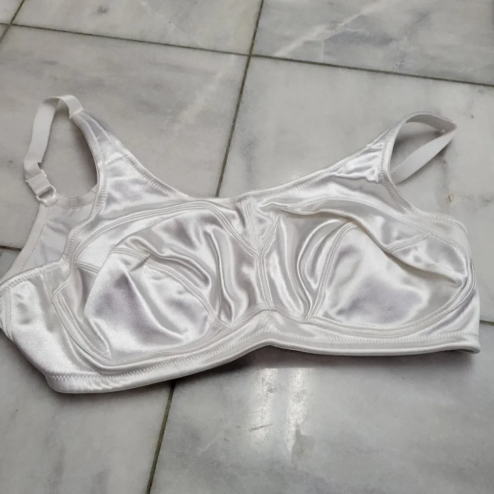 Breezies White Satin UltimAir Lined Wired Bra Size 42D
